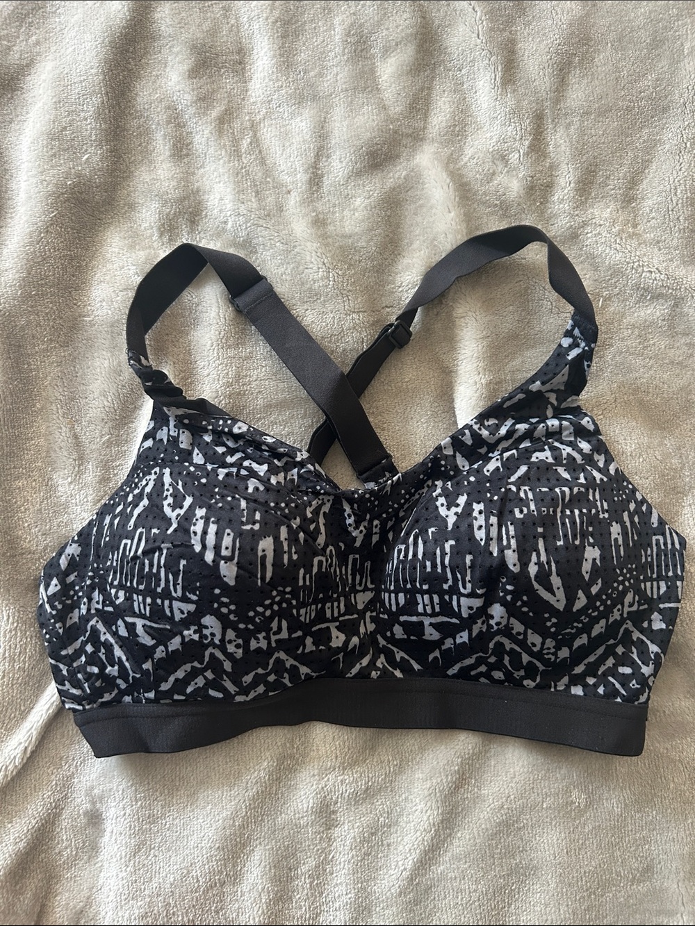 Wireless Black Patterned Women's Sports Bra with Cross-Back Straps